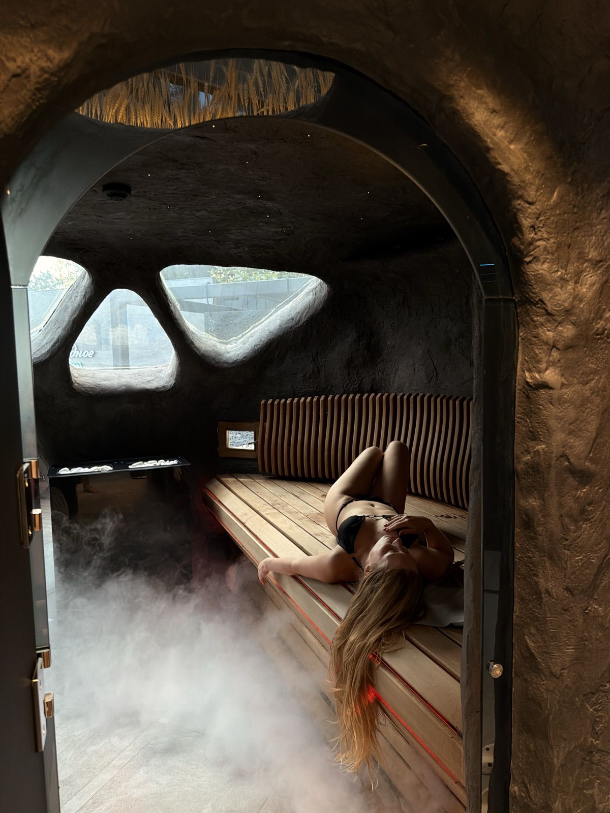 Парение с опахалом в облаке пара в парной SkySpa