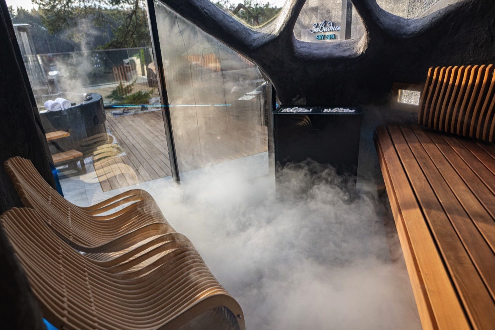 Модуль SkySpa на террасе: купель и лежаки у купола